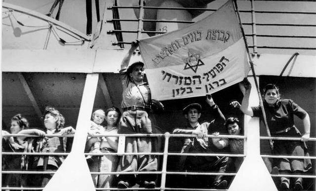 האנייה פרובידנץ. קבוצת נוער הפועל המזרחי מניפה את דגלה על סיפון האוניה. חיפה, 1947 